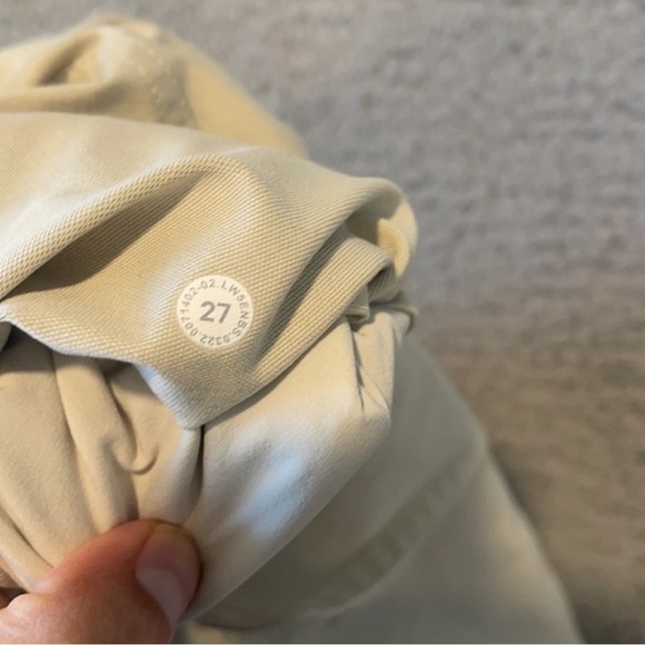Lululemon Light Utilitech Cargo Pocket High-Rise Pant
Natural Ivory size 27 - Picture 12 of 12